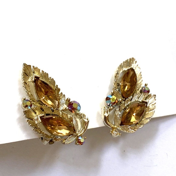 Vintage Lisner clip on earrings textured goldtone leaf shapes golden rhinestones - Picture 2 of 6